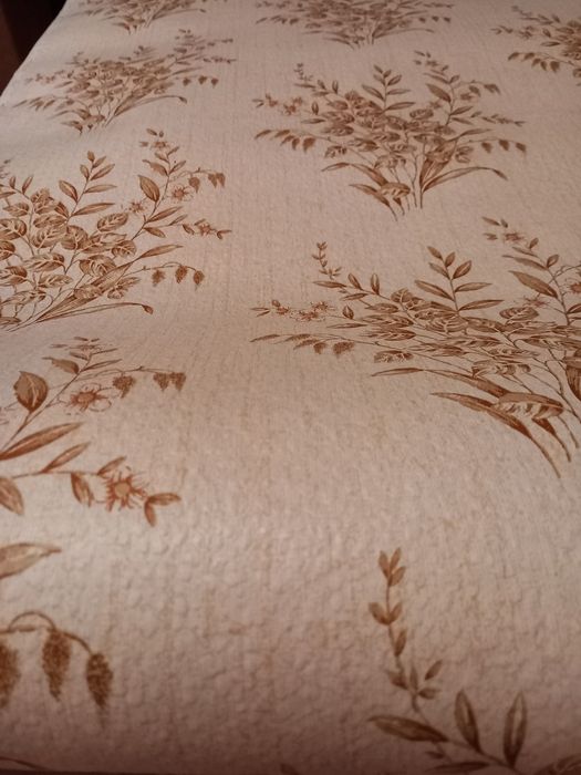 Продаются обои бумажные. 100 грн рулон.