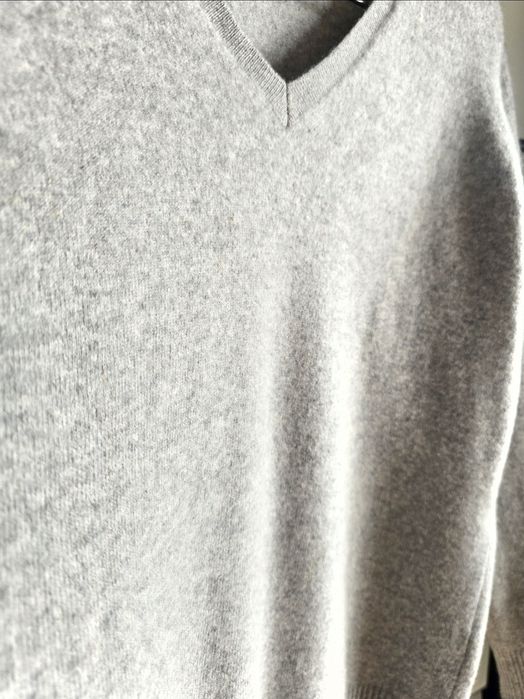 Męski sweter w serek kaszmirowy r.S wełniany szary z łatami