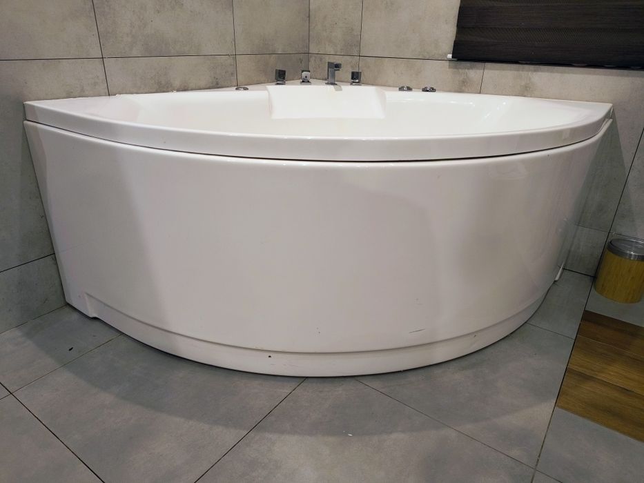 Wanna z hydromasażem/jacuzzi