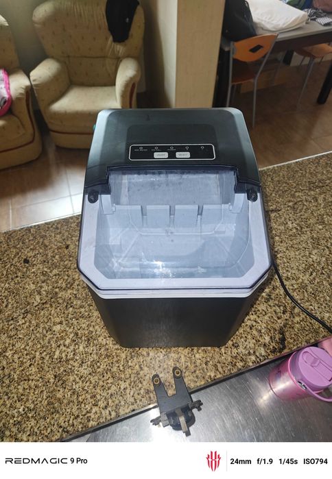 Máquina de fazer gelo trabalha mas não faz gelo