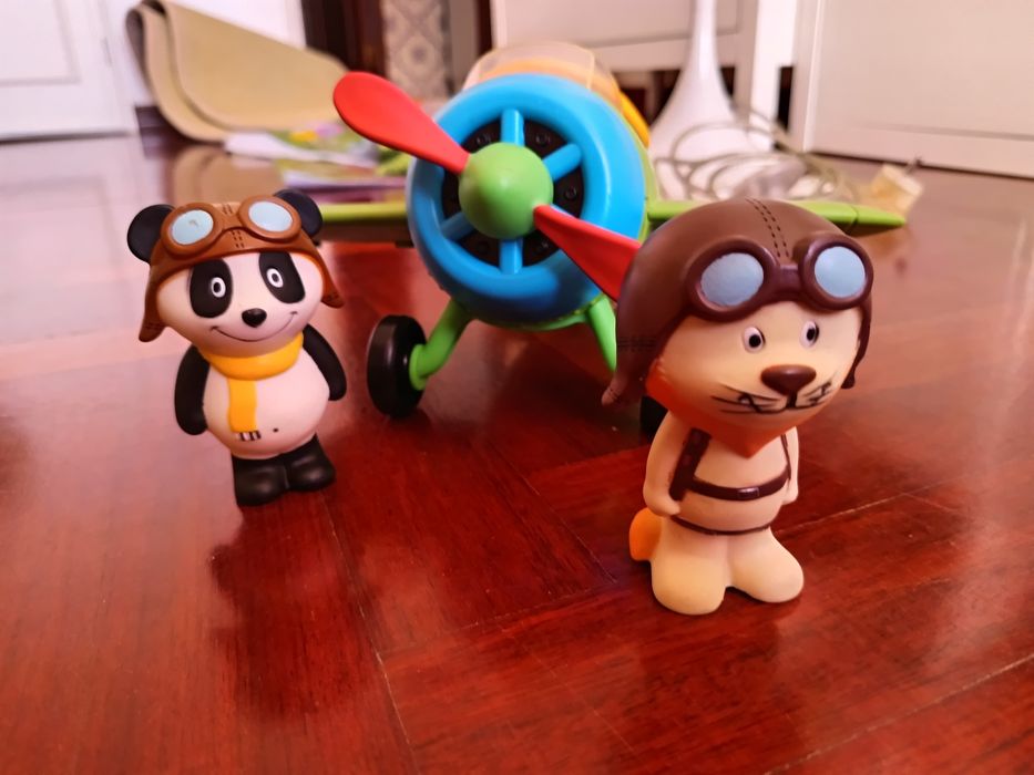 Avião do Panda e figuras