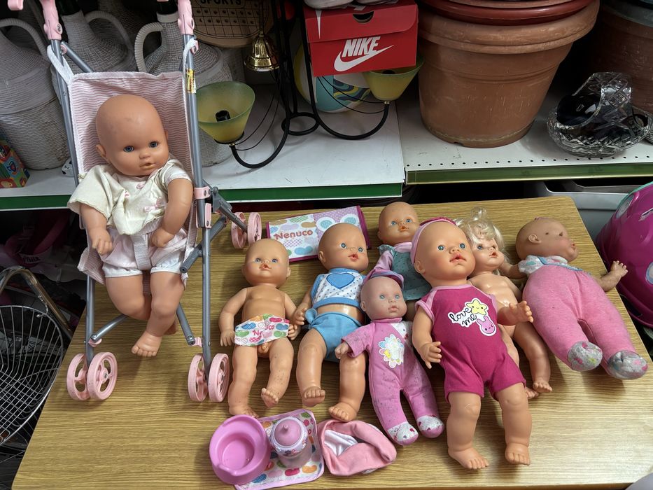 Um carrinho com oito nenucos