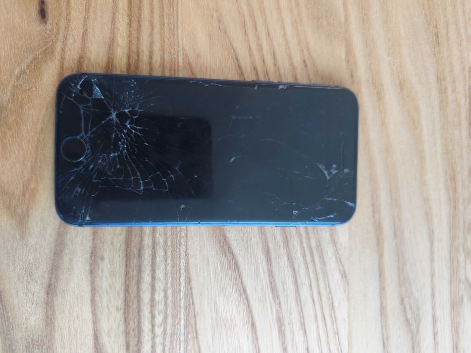 Продаю iPhone 8 на запчастини