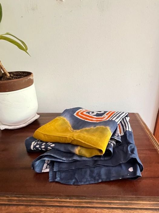 Lenço/Écharpe em Tons de Azul e Amarelo Dourado