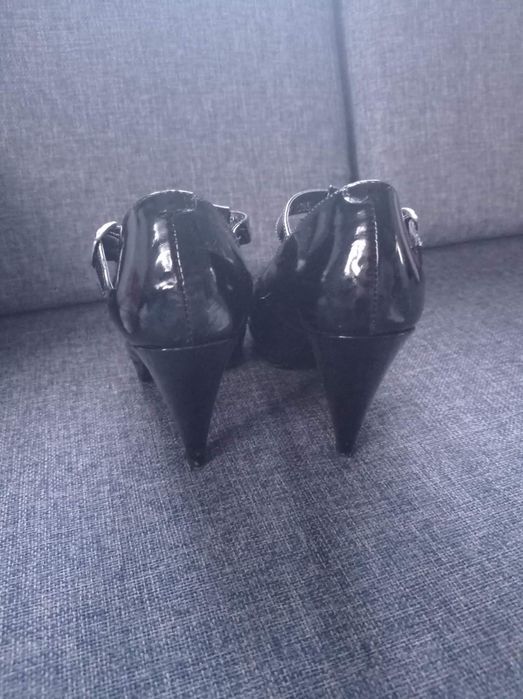 Buty na obcasie z ozdobą
