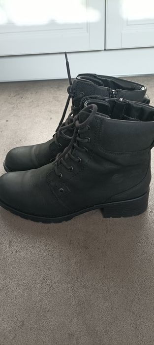 Czarne skórzane trapery marki Clarks