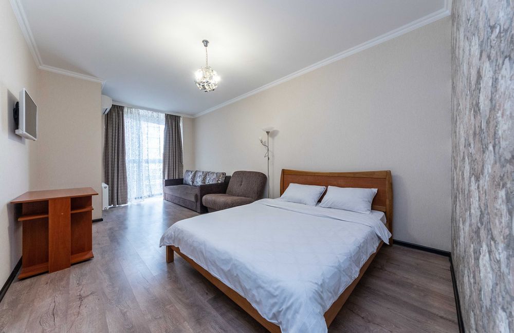 Комфорт і зручність. При відключенні світла - ліфти працюють, вода є.