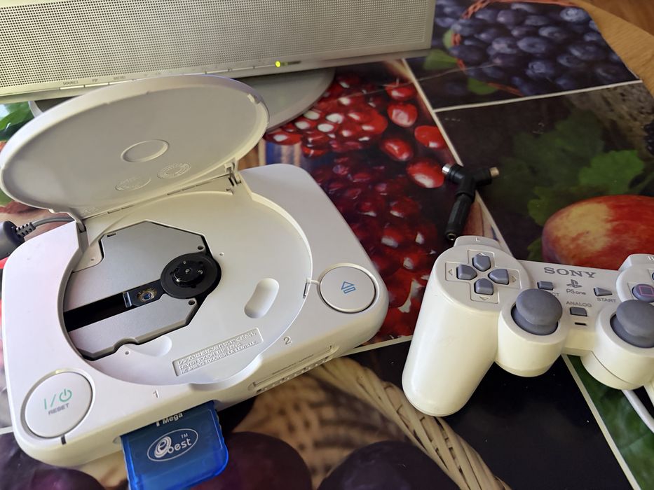Sprzedam konsole ps one i ps2 slim