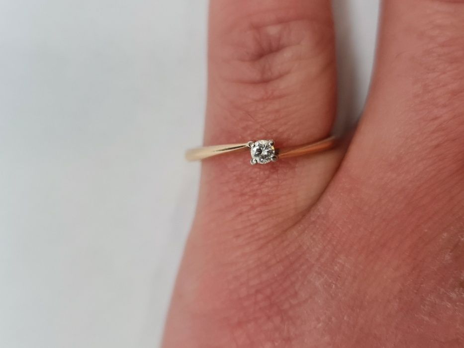 Piękny złoty pierścionek/ 585/ 1.99 gram/ R14 + Brylant ~~ 0.07 CT