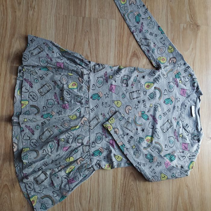 434-> bawełniana sukienka szara w kreskówki r. 122/128