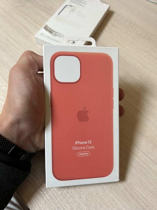 Оригінальні чохоли на iPhone 13