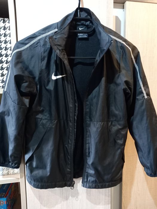 Cienka kurtka przeciwdeszczowa wiatrówka rozmiar 122 128 Nike