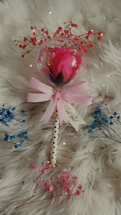 Róża zamknięta w kuli akrylowej