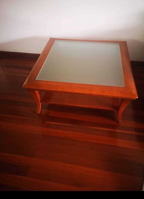 Mesa de sala em cerejeira