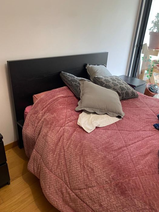 Cama de casal em bom estado