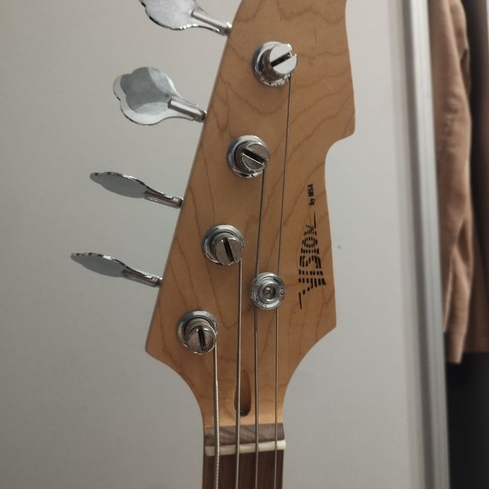 Gitara basowa że wzmacniaczem