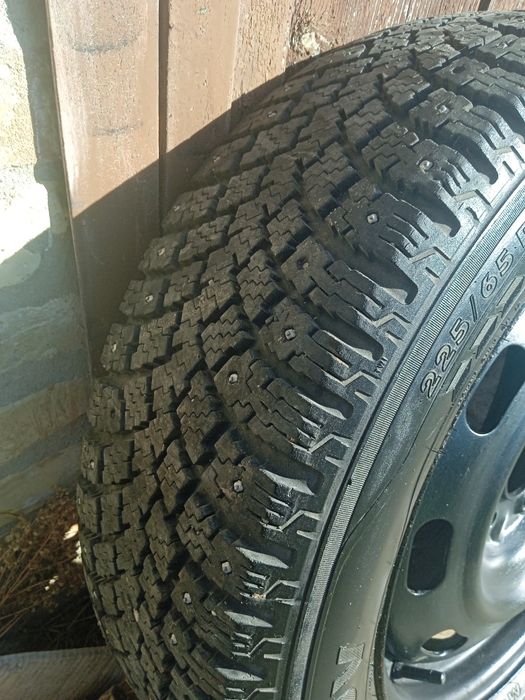Продам шиповану зимову резину на дисках R17