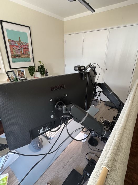 2 Monitores 23.8" IPS + Suporte Duplo Articulado | AOC 144Hz + BenQ 75Hz