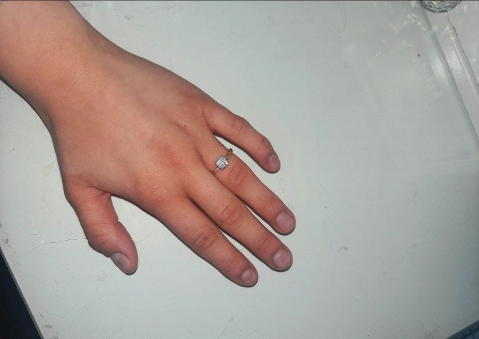 Pierścionek zaręczynowy apart