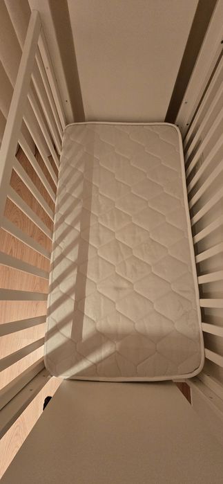 Berço Trama com colchão e outros acessórios