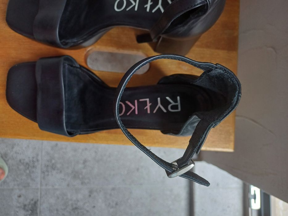 Skórzane sandałki Ryłko na grubym obcasie r.39