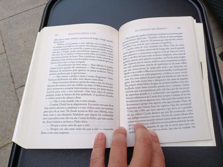 Livro "Os Espaços em Branco", de Agustina Bessa-Luís