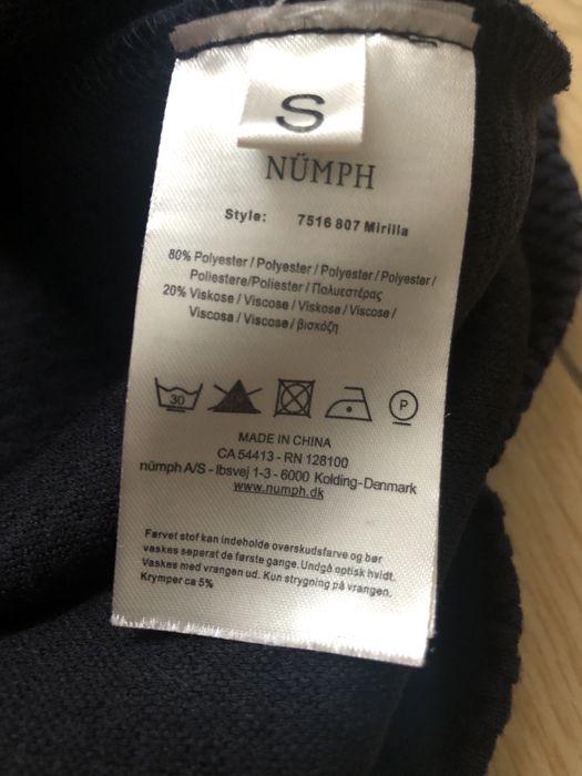 Grantowa sukienka sweteowa Numph S