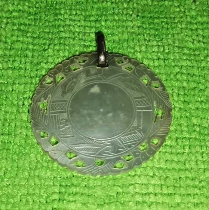 Antiga Ficha Esculpida em Madrepérola gravada, década de 1920.