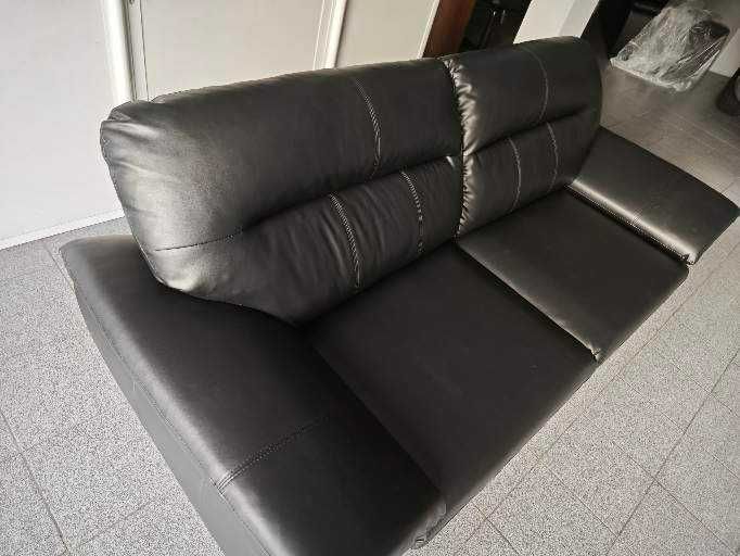 Sofá preto extra confortável