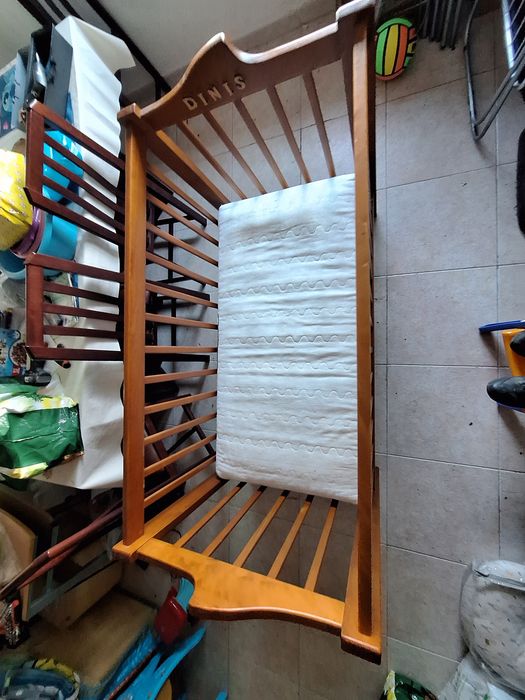 Cama de bebé em madeira
