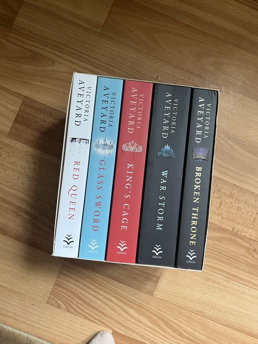 Red queen series by Victoria Aveyard англійською мовою