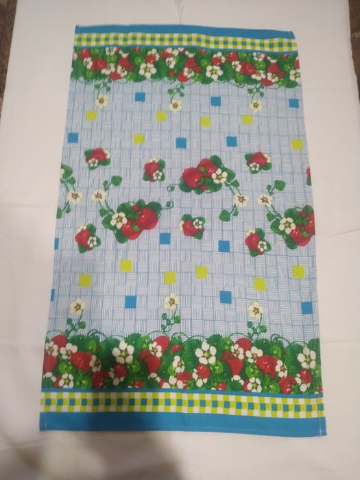 Новое вафельное цветное полотенце.