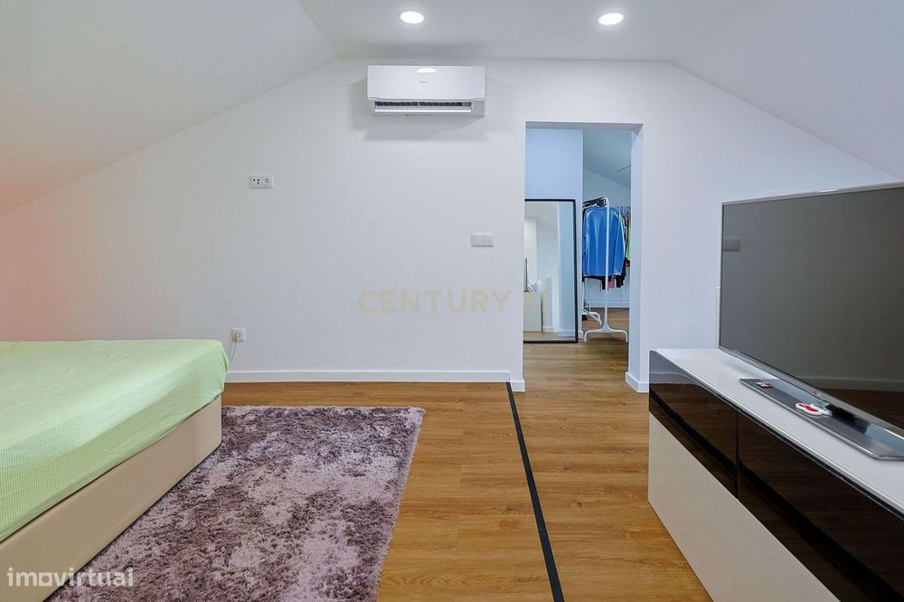 Apartamento T3 Duplex Remodelado no Centro de Corroios