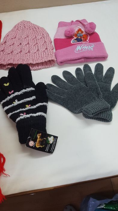 Biquinis novos e gorros e luvas..