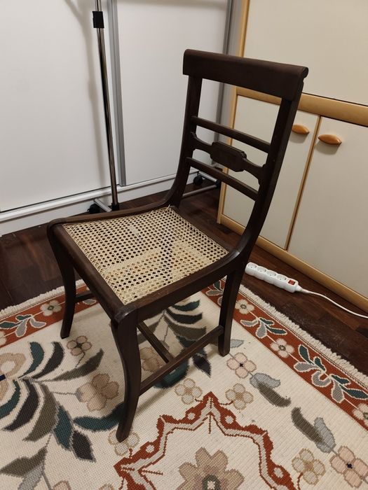 2 cadeiras em mogno e tampo de palhinha em bom estado