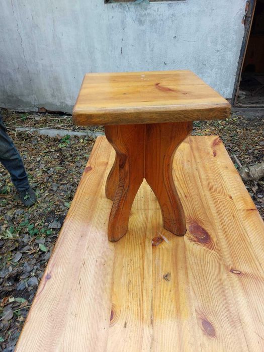 Стіл з стільцями