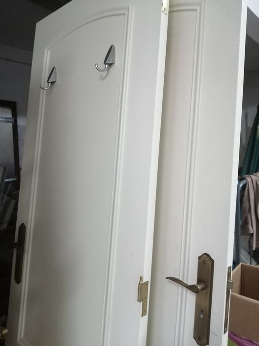 Portas lacadas a branco sem vidro