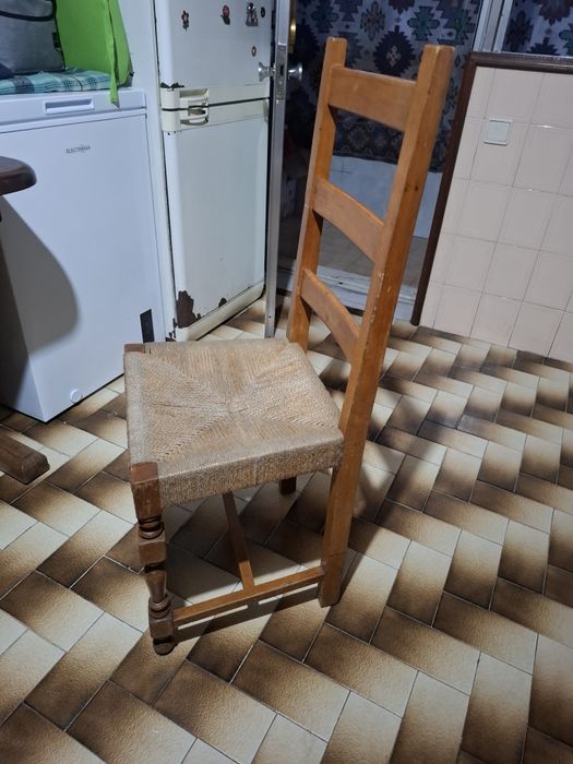 Mesa com tampo em mármore e 4 cadeiras