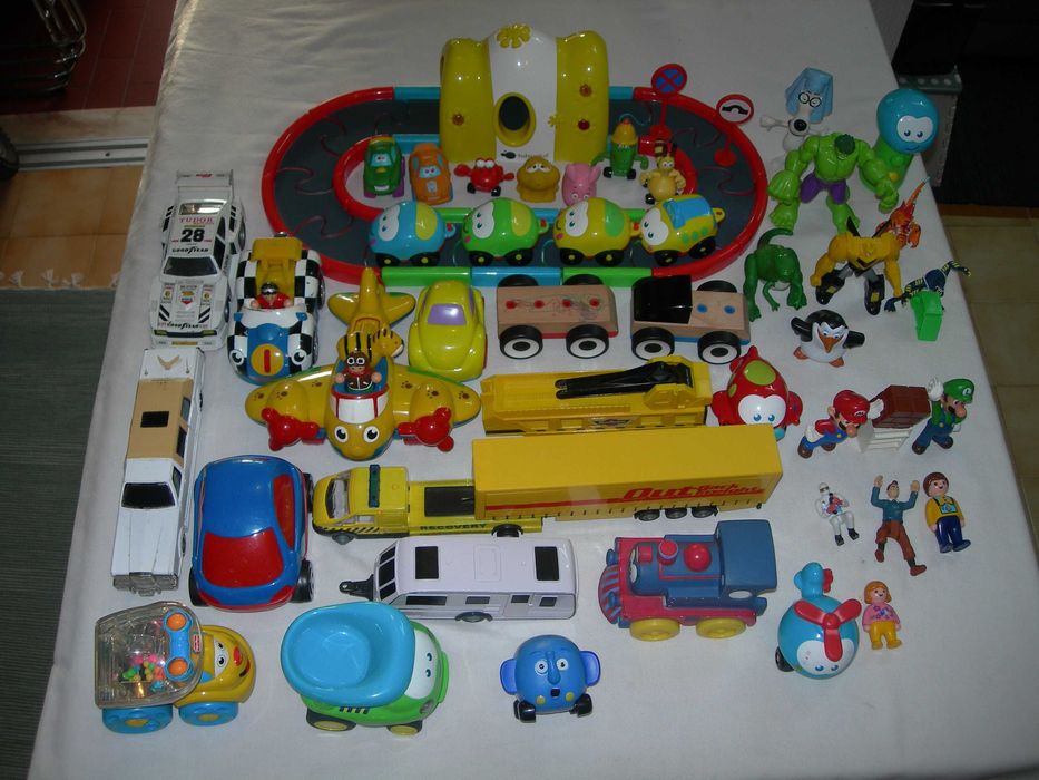 Brinquedos vários.