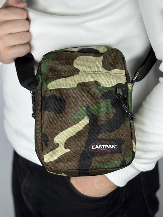 Сумка через плече Eastpak The One 008 у камуфляжному кольорі.