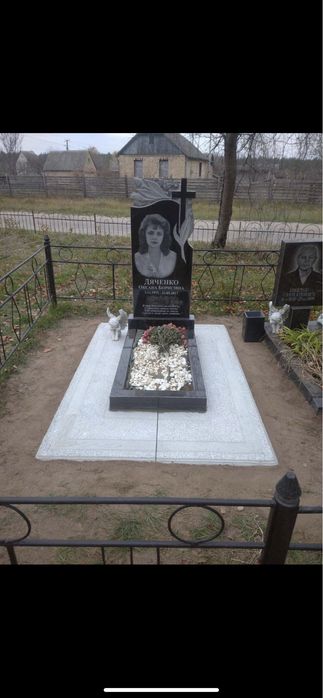 Памятники ,граніт ,бетон ,крошка ,пластик надгробніки ,установки