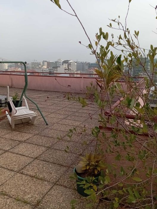 Apartamento T2 com terraço + lugar de garagem e arrumos