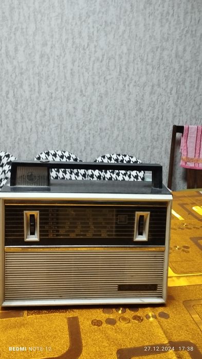 Радиоприемник VEF -- SPIDOLA 10 стан гарний
