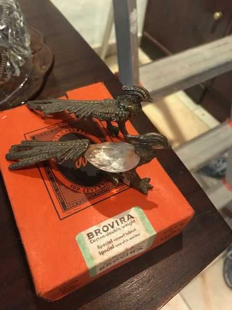 Pavões pequenos em ferro com pedra