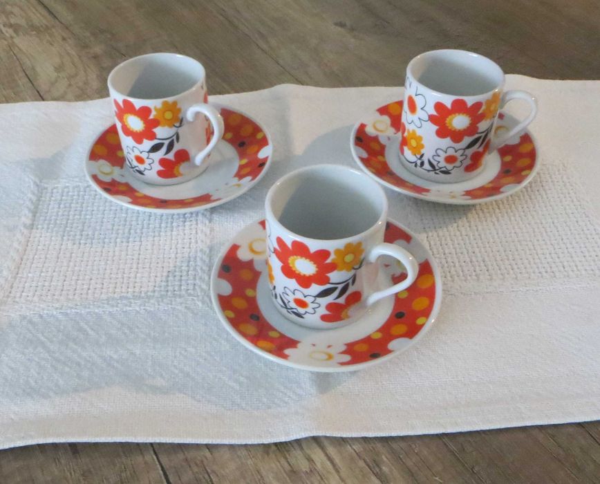 Antiguidades -Conjunto de 3 Chávenas com pires, antigas em porcelana