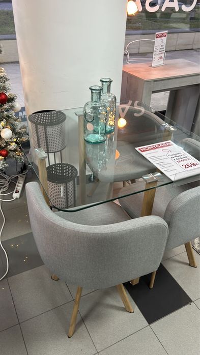 Mesa de vidro com 4 cadeiras