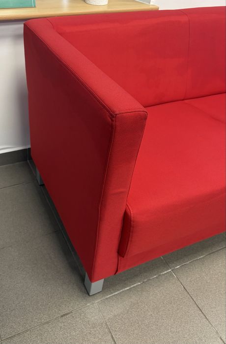 Czerwona sofa dwuosobowa