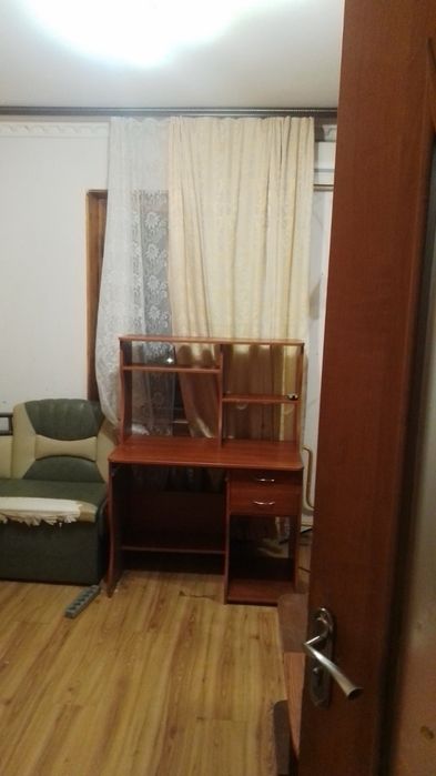 здається кімната без хазяїв,метро Вирлиця