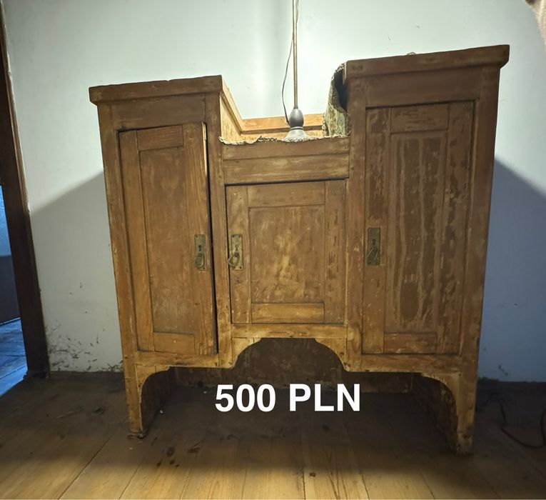 Stare meble, komoda, gablota.