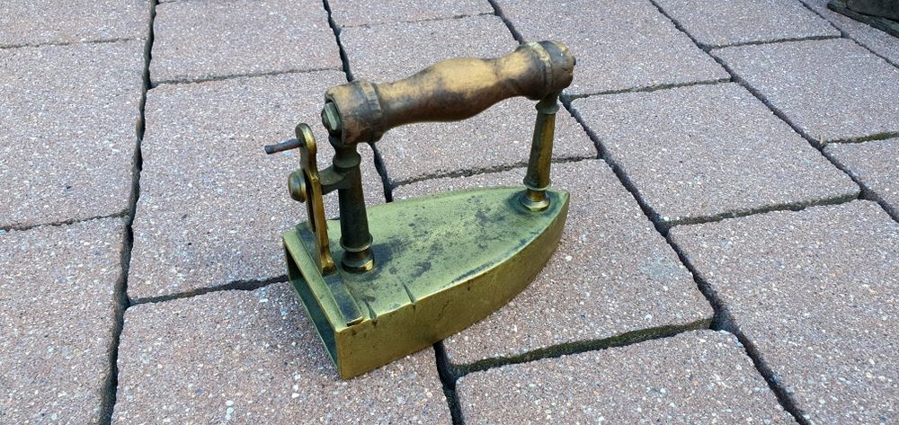 Zabytkowe mosiężne żelazko z duszą